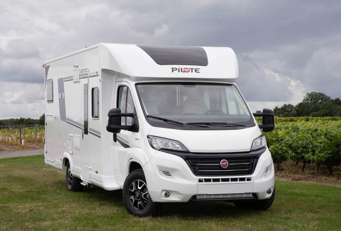 camping-car-profile-pilote-P746GJ-12-690x476